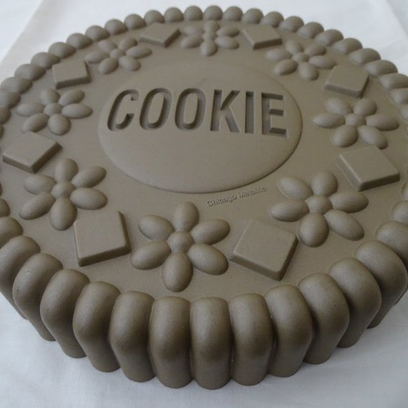 💥💥HOST PICK💥💥Chicago Metallic Cookie Cake Pan 9" - Picture 1 of 2